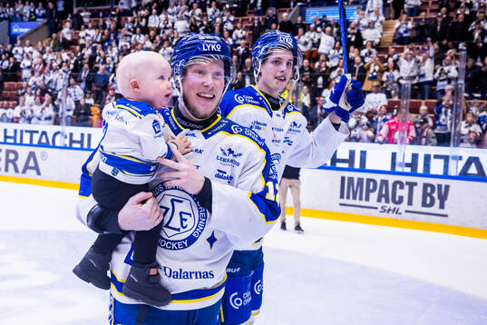 Leksands Kalle Östman jublar med sonen