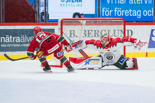 Modos Riley Woods gör 3-1 målet