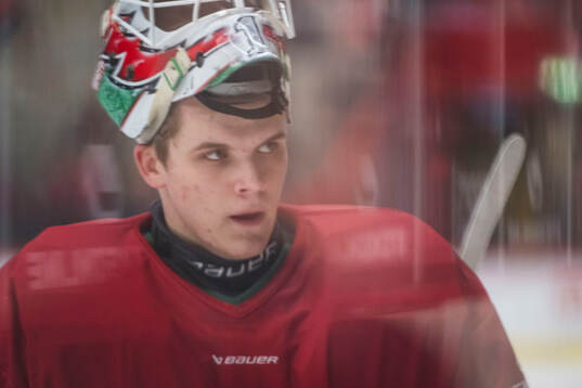 Modos målvakt Ebbe Lundberg innan ishockeymatchen i SHL