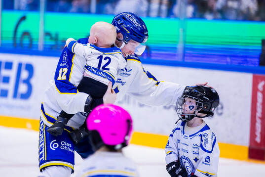 Leksands Kalle Östman jublar med sonen