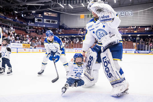 Leksands målvakt Mantas Armalis jublar