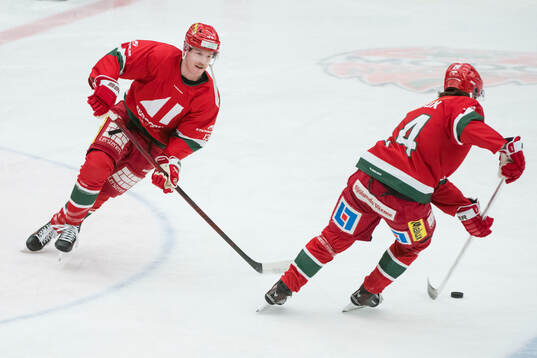 Modos Tyler Benson innan ishockeymatchen i SHL mellan Modo