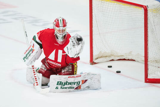 Modos målvakt Lassi Lehtinen innan ishockeymatchen i SHL