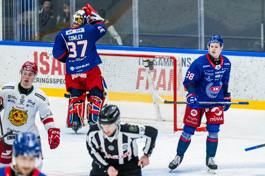 Oskarshamns målvakt Evan Cowley och Axel Landén deppar
