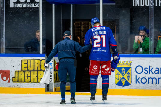 Oskarshamns Hampus Karlsson lämnar planen