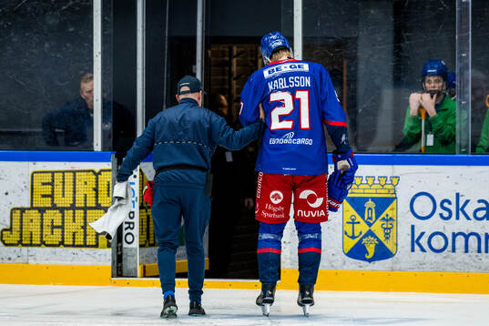 Oskarshamns Hampus Karlsson lämnar isen