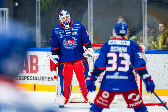 Oskarshamns målvakt Evan Cowley jublar