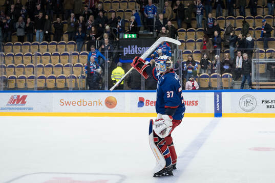 Oskarshamns målvakt Evan Cowley jublar