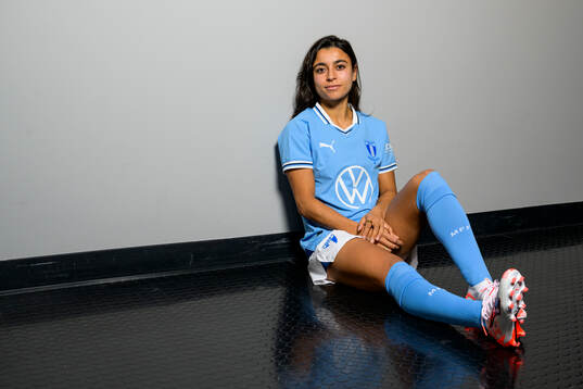 Malmö FF presenterar Ines Belloumou som ny spelare med