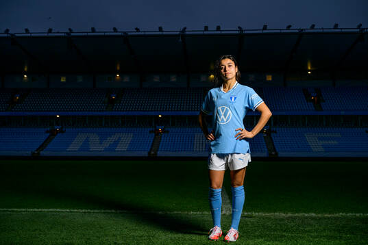 Malmö FF presenterar Ines Belloumou som ny spelare med