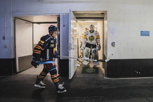 Djurgårdens Tyler Kelleher och Björklövens målvakt