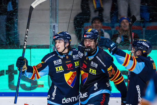 Djurgårdens Victor Eklund (v) jublar med Anton Frondell