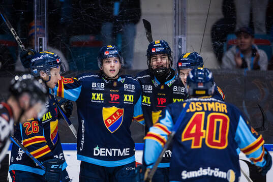 Djurgårdens Victor Eklund (m) jublar med Fredric Weigel,