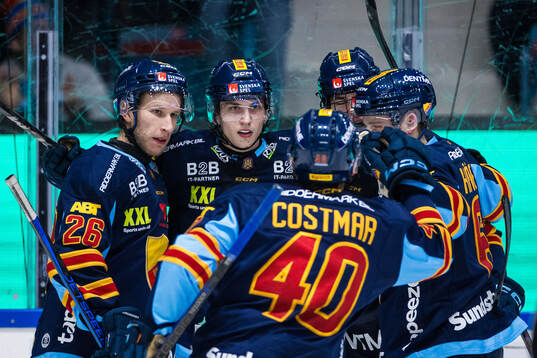 Djurgårdens Victor Eklund (m) jublar med Fredric Weigel,