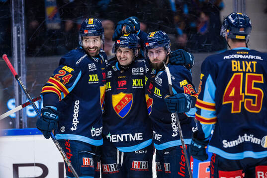 Djurgårdens Jonathan Tychonick (m) jublar med Ludvig