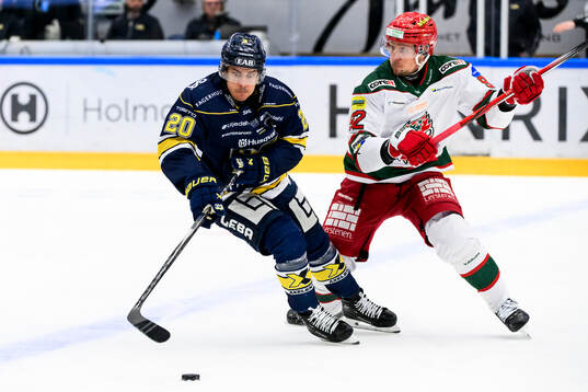 HV71s Andre Petersson och Modos Jesper Olofsson