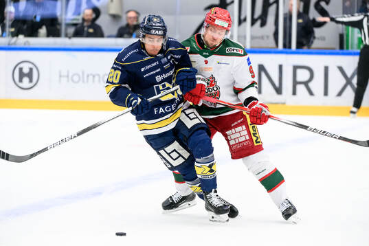HV71s Andre Petersson och Modos Jesper Olofsson
