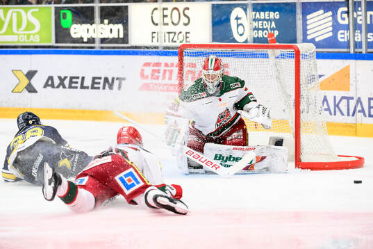 HV71s Olle Alsing och Modos Jesper Olofsson och målvakt