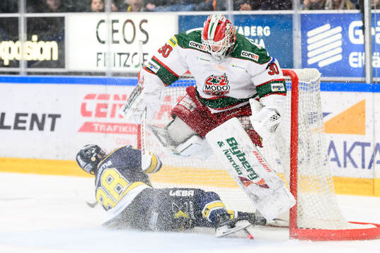 HV71s Olle Alsing och Modos målvakt Lassi Lehtinen