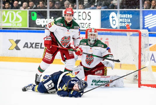 Modos Tobias Winberg och HV71s Oscar Fisker Molgaard och