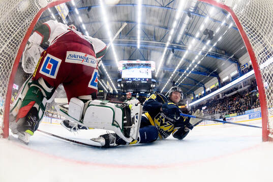 Modos målvakt Lassi Lehtinen och HV71s Olle Alsing