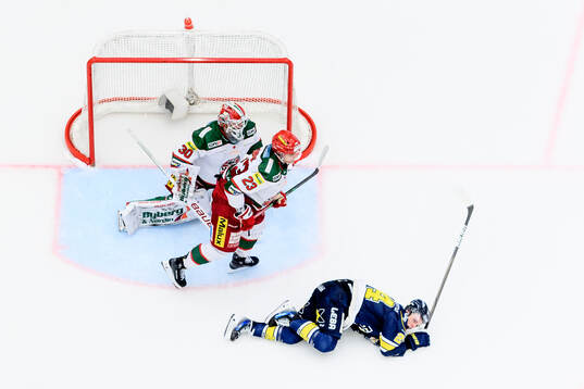 Modos målvakt Lassi Lehtinen, Tobias Winberg och HV71s