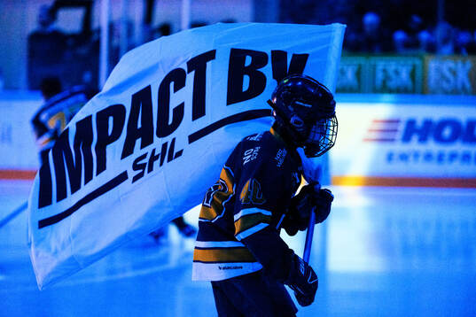 En maskot med en flagga för Impact by SHL