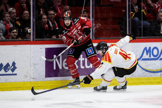 Örebros Patrik Karlkvist och Brynäs Greg Scott