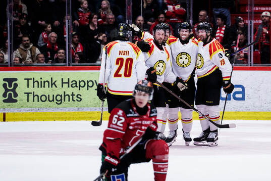 Brynäs Tyler Vesel, Greg Scott och Simon Bertilsson jublar