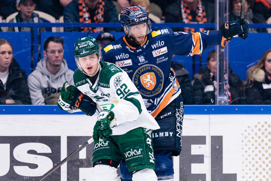 Färjestads Lucas Forsell och Växjös Petter Granberg