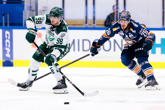 Färjestads Marian Studenic och Växjös Emil Larsson