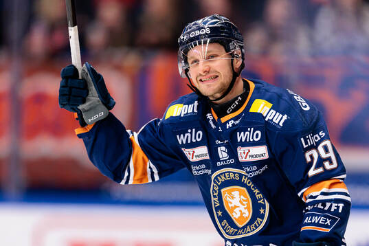 Växjös Sebastian Strandberg jublar
