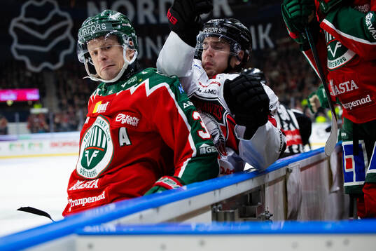 Frölundas Nicklas Lasu tacklar Malmö Redhawks Nikola Pasic