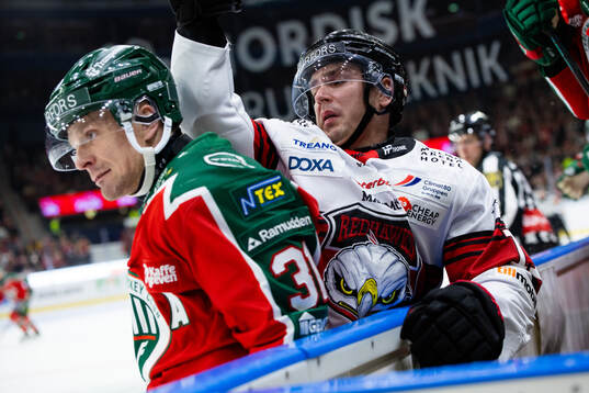 Frölundas Nicklas Lasu tacklar Malmö Redhawks Nikola Pasic