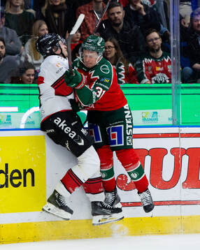 Frölundas Nicklas Lasu tacklar Malmö Redhawks Robin Salo