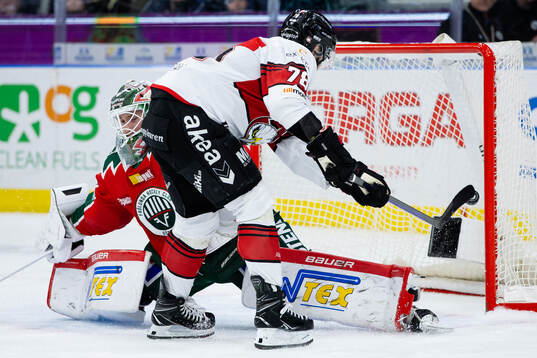 Malmö Redhawks Robin Hanzl sätter en straff bakom