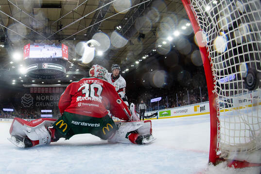 Malmö Redhawks Carl Persson sätter en straff bakom
