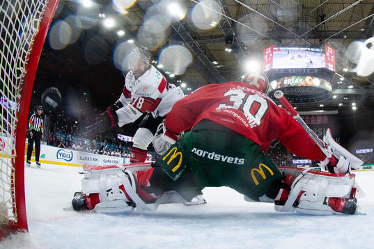Malmö Redhawks Robin Hanzl sätter en straff bakom