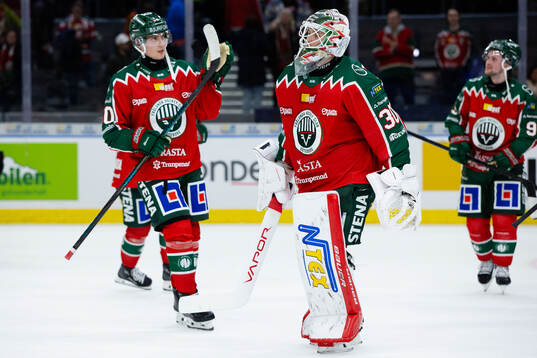 Frölundas Jacob Peterson och målvakt Tobias Normann deppar