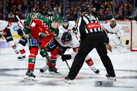 Frölundas David Edstrom tekar mot Malmö Redhawks