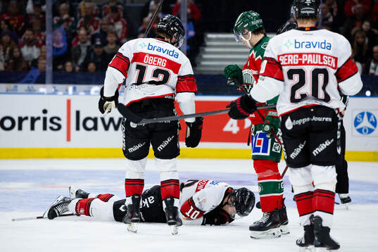 Malmö Redhawks William von Barnekow ligger på isen