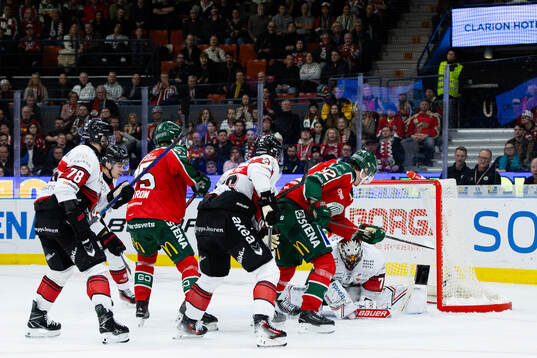 Frölundas Filip Cederqvist mot Malmö Redhawks målvakt