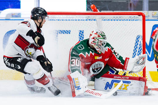 Malmö Redhawks Carl Persson och Frölundas målvakt Tobias