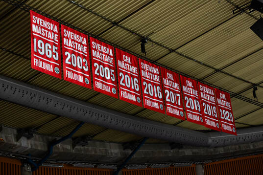 Frölundas mästarflaggor i taket på Scandinavium