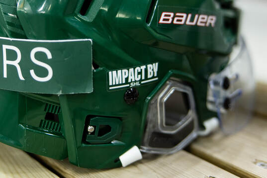 En Frölunda hjälm med ett Impact by SHL klistermärke