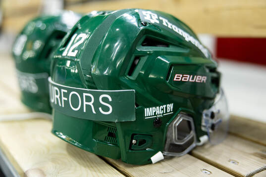 En Frölunda hjälm med ett Impact by SHL klistermärke