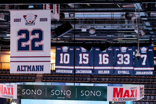Matchtröjor som hänger i taket på Saab Arena