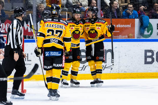 Luleås Mathias Bromé jublar med lagkamrater