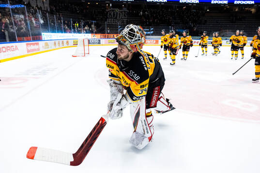 Luleås målvakt Joel Lassinantti jublar