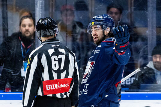 Linköpings Remi Elie reagerar